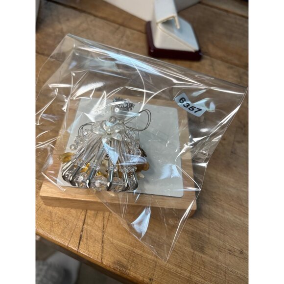 Three Angel And Cherub-Themed brooches pins - Picture 3 of 7